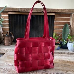 Harvey’s Seatbelt shoulder bag